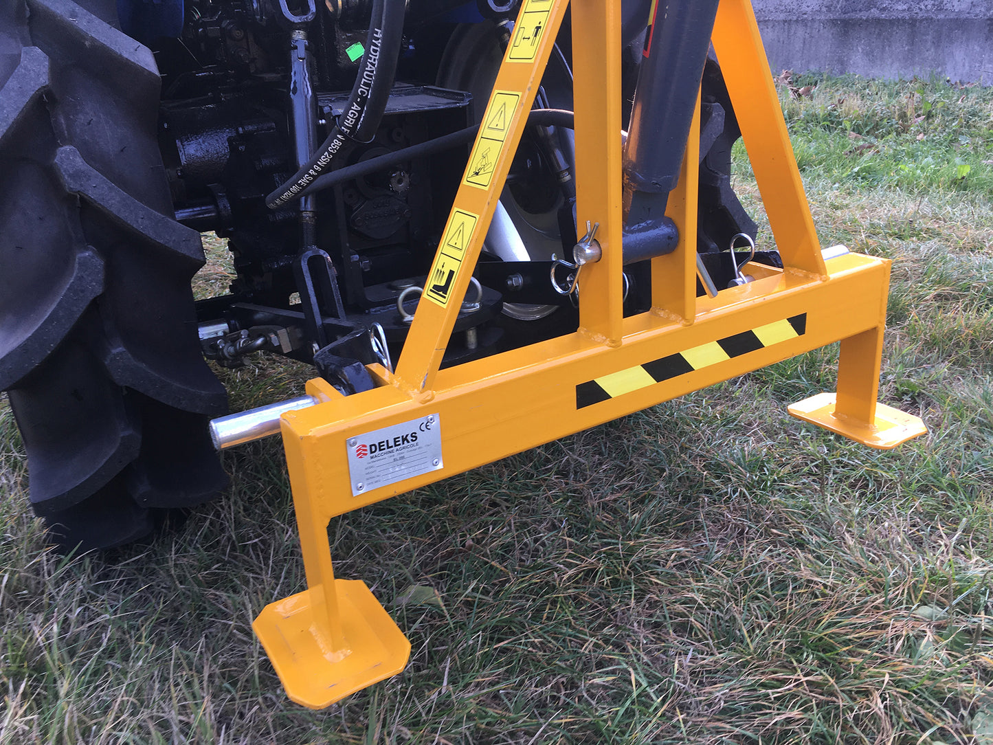 Deleks Hydraulic Cranes for Small and Compact Tractors