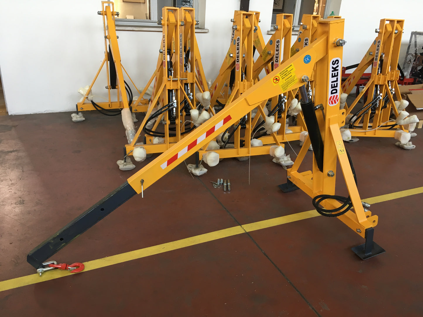 Deleks Hydraulic Cranes for Small and Compact Tractors