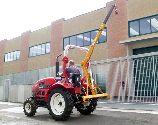 Deleks Hydraulic Cranes for Small and Compact Tractors