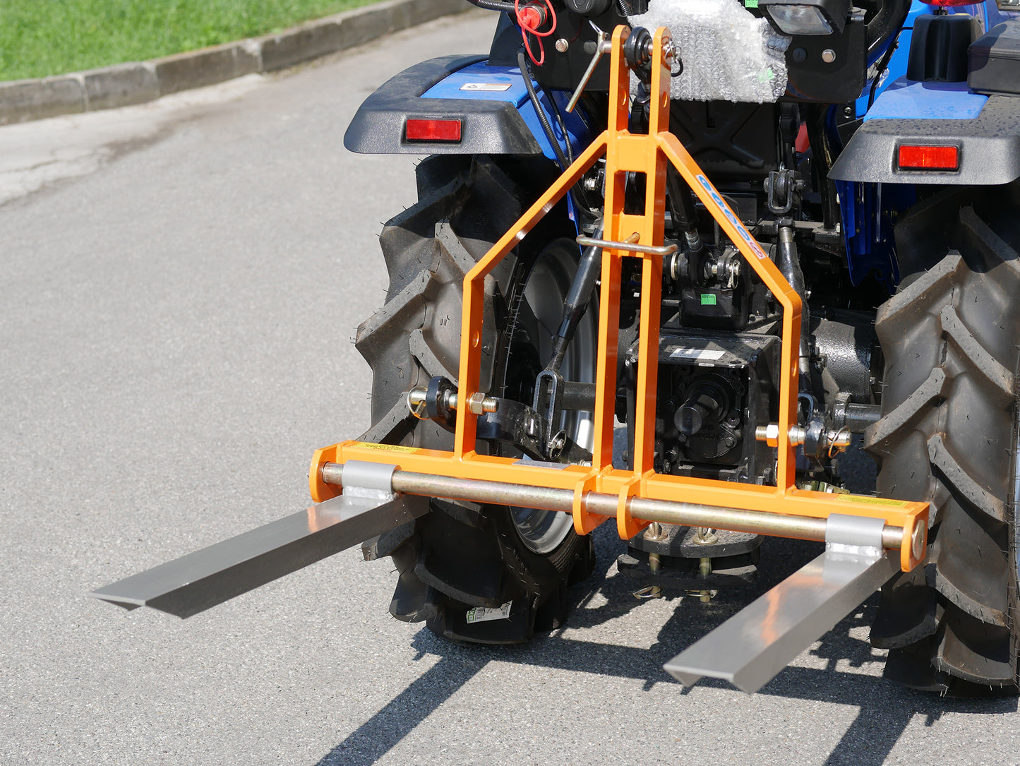 Deleks Adjustable Pallet Forks for Compact Tractors