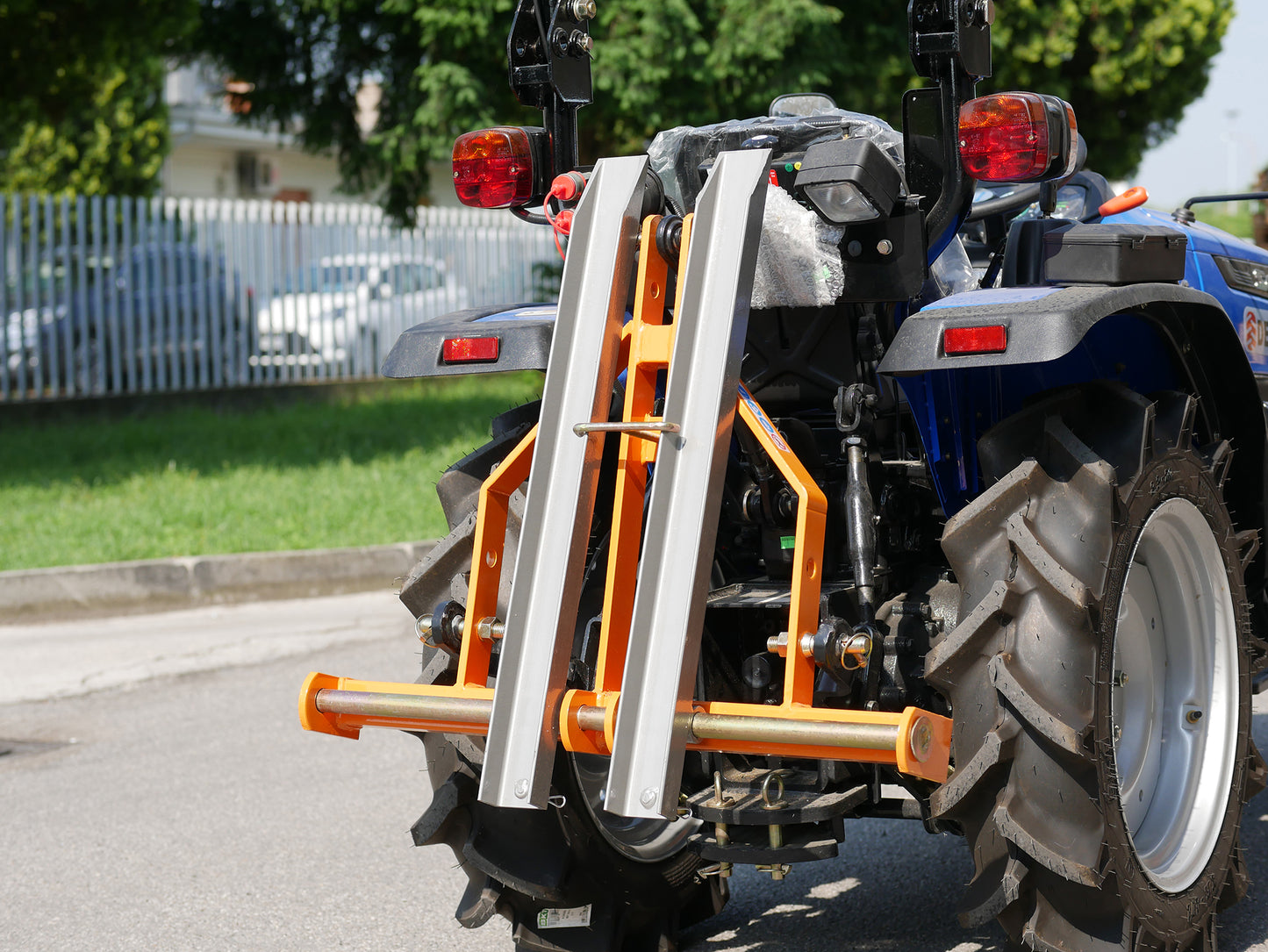 Deleks Adjustable Pallet Forks for Compact Tractors