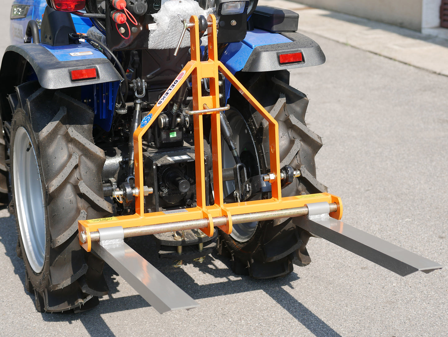 Deleks Adjustable Pallet Forks for Compact Tractors