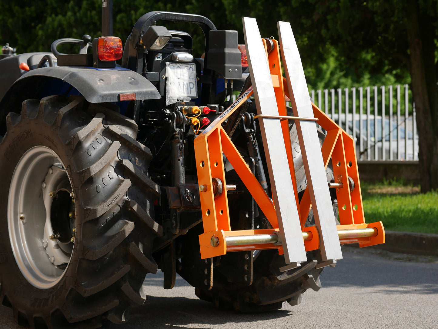 Deleks Adjustable Pallet Forks for Compact Tractors