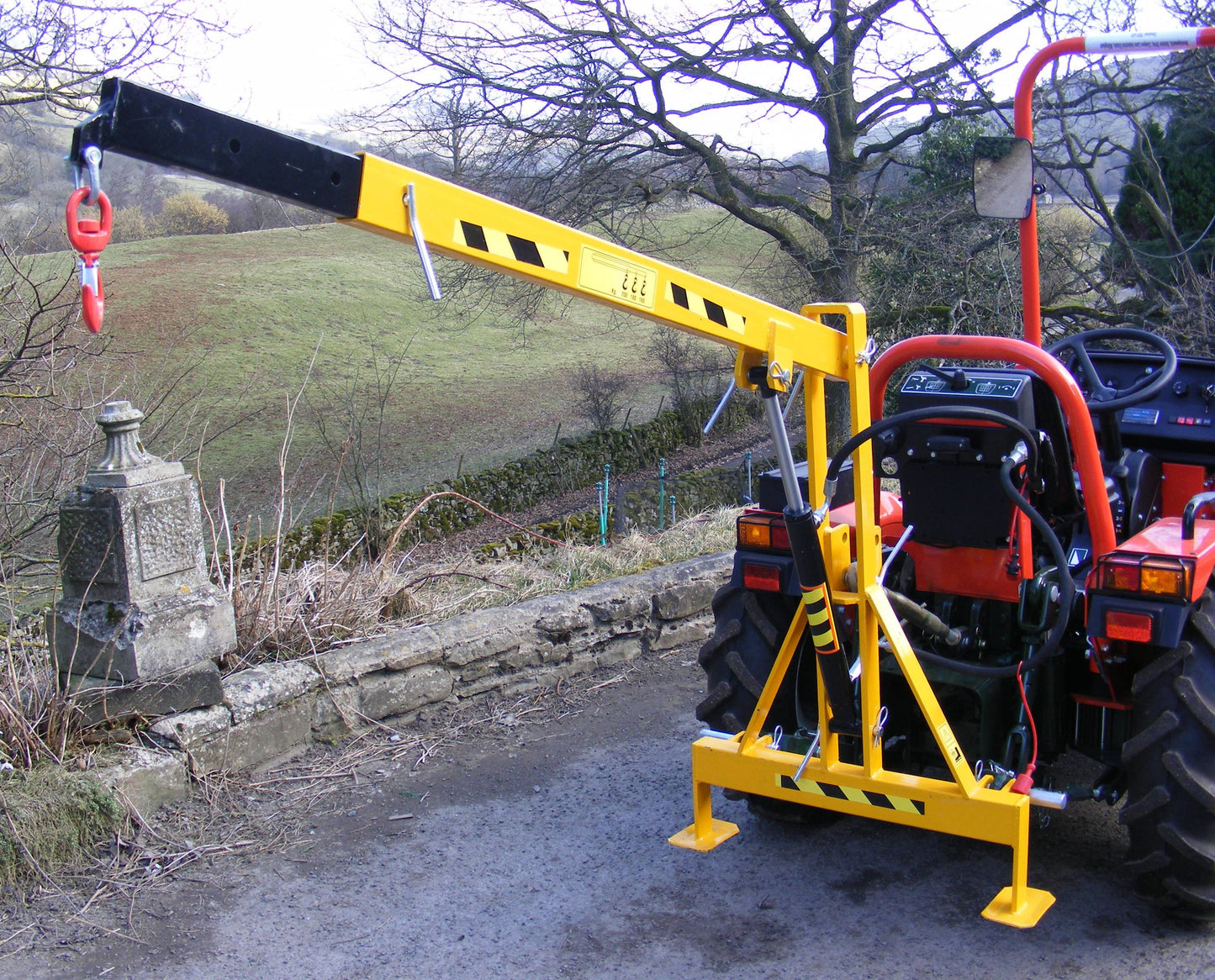 Deleks Hydraulic Cranes for Small and Compact Tractors